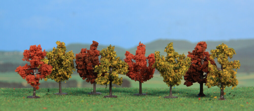 8 LAUBBAUME HERBSTL. 4CM